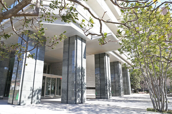 オリーブグリーンの御影石が構える、荘重な佇まいのエントランス。 オリーブグリーンの御影石が構える、荘重な佇まいのエントランス。