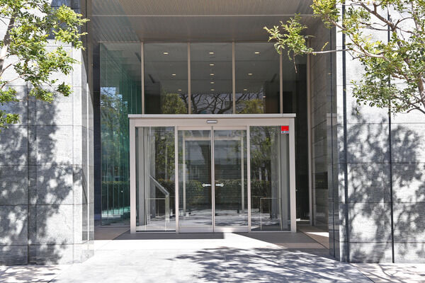 オートロックを抜けると、天井高約5mの優雅なグランドアトリウムが。 オートロックを抜けると、天井高約5mの優雅なグランドアトリウムが。