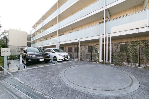 駐車場には、ターンテーブルを設置。