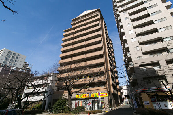 【中村橋パークホームズオーチャードコート】千川通り沿いに建つ、穏やかなベージュを基調としたマンションです。