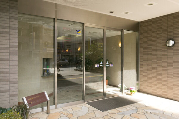 優しい表情を湛えるエントランス。床に御影石、壁に大理石を配し高級感を演出。