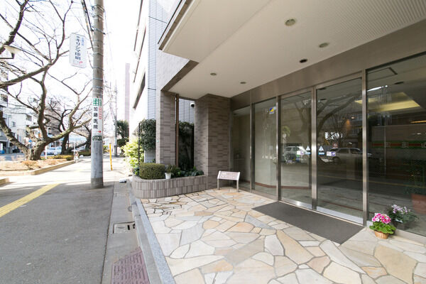 TVモニター付きオートロックシステムで不審者の侵入を防ぎます。