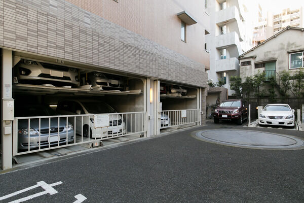 機械式駐車場は13台を収容。自転車置き場は46台分を用意。