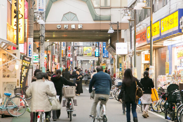 暮らしに便利な店が揃う「中村橋商店街」まで約140m（徒歩2分）。
