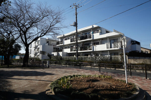 【中村南パークホームズ】マンション前にある「学田公園」からの外観。ベランダから公園を望むことが出来ます。