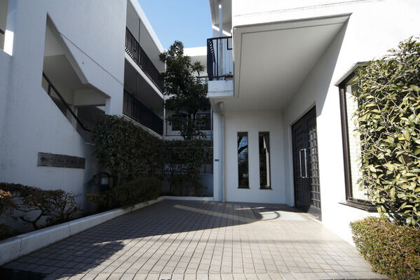 白と黒で統一されたシックなエントランスアプローチ。