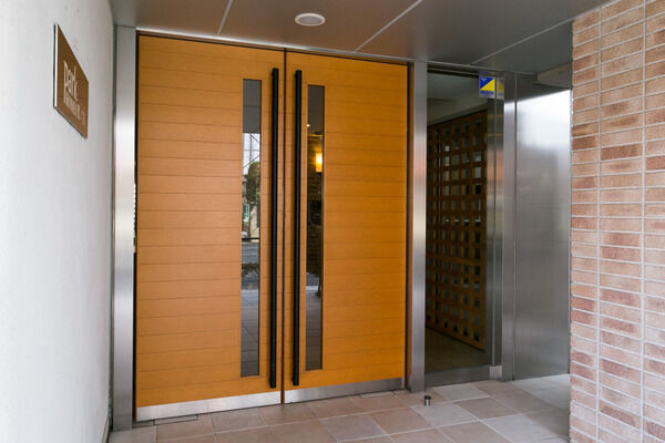 ドアをあけるとライトコートから光降り注ぐ開放感あふれるエントランンスホールへ。