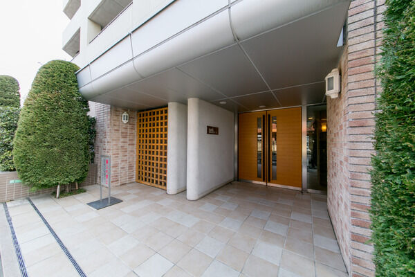 左右に堂々とした門柱を従え、大きくせり出したキャノピー。