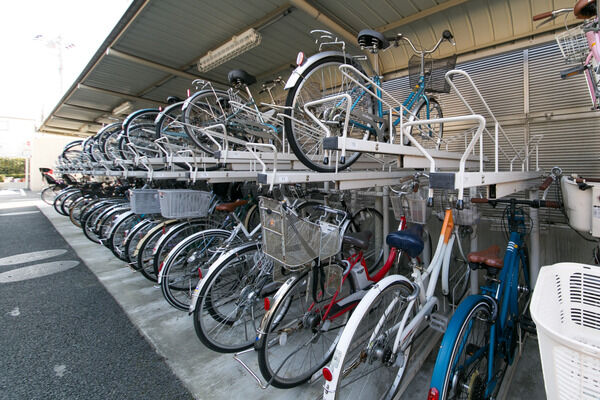 自転車駐輪場は敷地内に設置。駐輪場への入り口は２箇所用意。