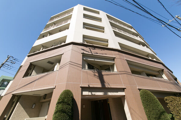 【パークホームズ練馬富士見台】緑に映え、街並みに美しく溶け込む、ブラウンの基壇部を持つ白亜の外観。 【パークホームズ練馬富士見台】緑に映え、街並みに美しく溶け込む、ブラウンの基壇部を持つ白亜の外観。
