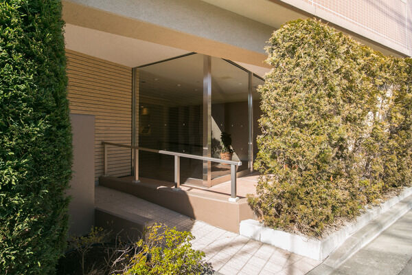 公園面は列植風の生垣、敷地内は多彩な植栽は、プライバシーを守り季節を楽しむ工夫。