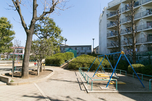 自然あふれる「貫井公園」まで約10ｍ（徒歩1分）。