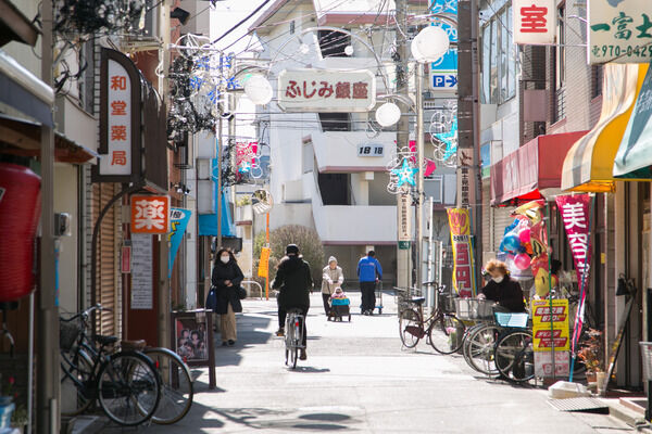 暮らしに便利な駅前商店街まで約300ｍ（徒歩4分）。