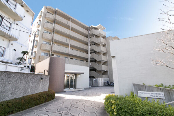 【中村橋北パークホームズ】優美なフォルムが存在感を放つ地上7階建て。気品を感じる佇まいです。 【中村橋北パークホームズ】優美なフォルムが存在感を放つ地上7階建て。気品を感じる佇まいです。