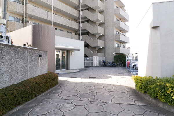 石畳風のアプローチが、訪れるゲストに深い印象を与えます。