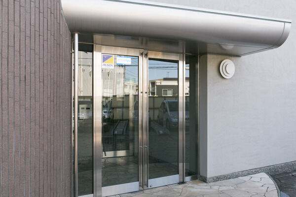 オートロックシステムで無断侵入者を防ぎます。