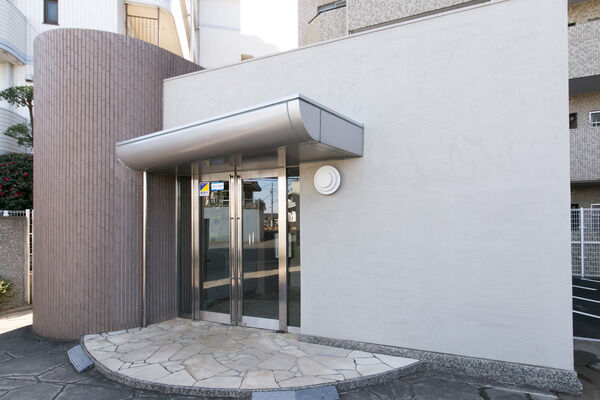 エントランスのアール型の庇が、洗練された表情を醸し出します。