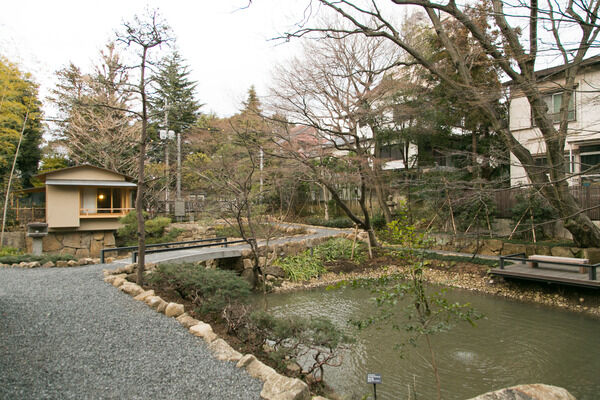 四季を感じる「向山庭園」まで約510m（徒歩7分）。