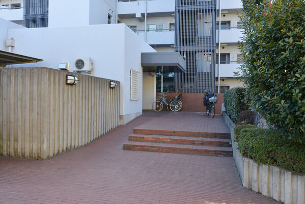 アプローチにはスロープを採用。ベビーカーなどの移動も簡単です。