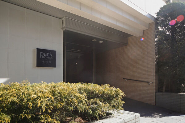 マンション入り口はオートロック式で宅配ボックスを設置。