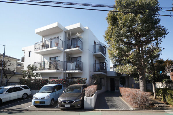 【氷川台パーク・ホームズ】シンボルツリーや様々な植栽が、住む人の心を和ませます。