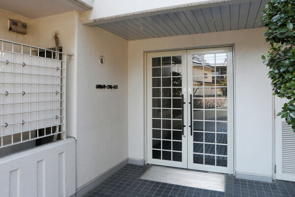 白枠のドアの先には、郵便受け等を設置。