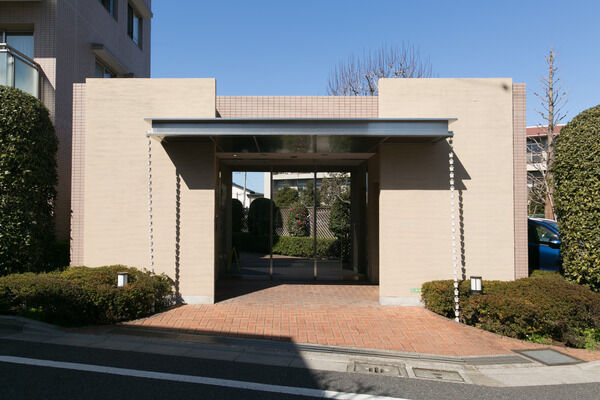 【大泉学園パークホームズ】堂々とした風格あるしつらえのアプローチ。		