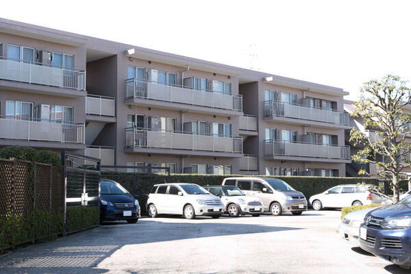 大型乗用車やRV車も駐車可能な平面型駐車場は、22台分を確保。		