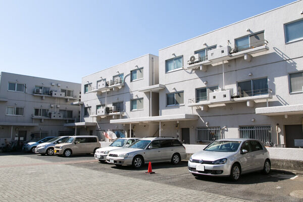 【富士見台パークホームズ】使い勝手がよい建物と隣接する駐車場。 【富士見台パークホームズ】使い勝手がよい建物と隣接する駐車場。