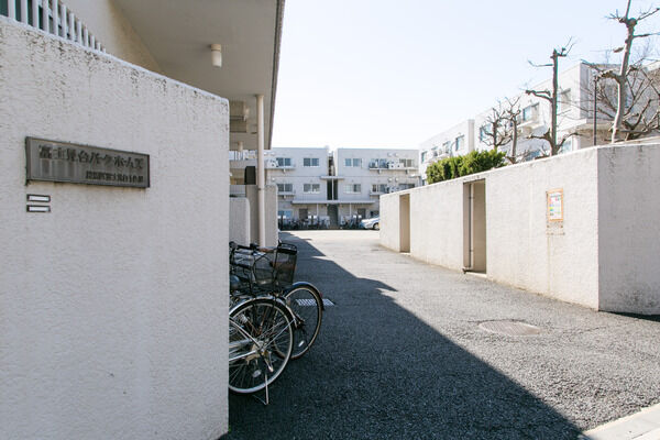 日当たりのいい開放感の高いエントランスアプローチ。 日当たりのいい開放感の高いエントランスアプローチ。