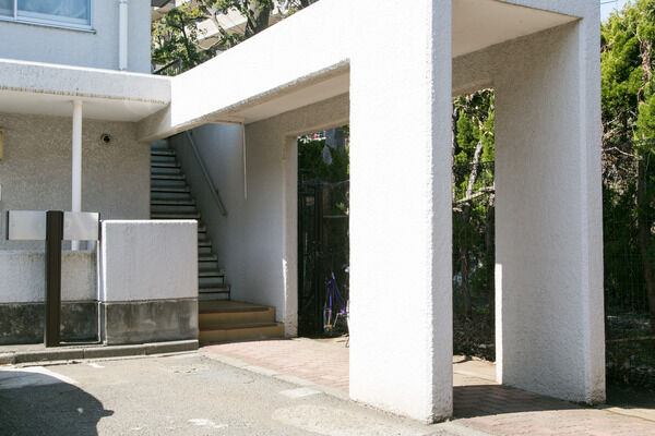 天井まで届く大きな窓で見通しがよい玄関ホール。 天井まで届く大きな窓で見通しがよい玄関ホール。