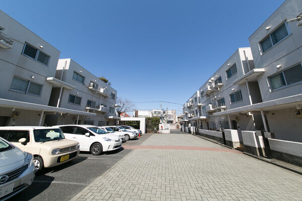 10台の駐車が可能な駐車場は、アスファルト舗装。		 10台の駐車が可能な駐車場は、アスファルト舗装。