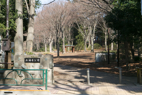 自然豊かな「石神井公園」まで約3,200m。バス、電車利用が便利です。		 自然豊かな「石神井公園」まで約3,200m。バス、電車利用が便利です。