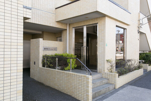 通りからスムーズにアクセスできるエントランス。