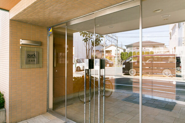 一歩入ると木調の扉が。上質な雰囲気をたたえるエントランス。