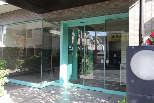 快適な暮らしを約束する落ち着いた佇まいのエントランス。		