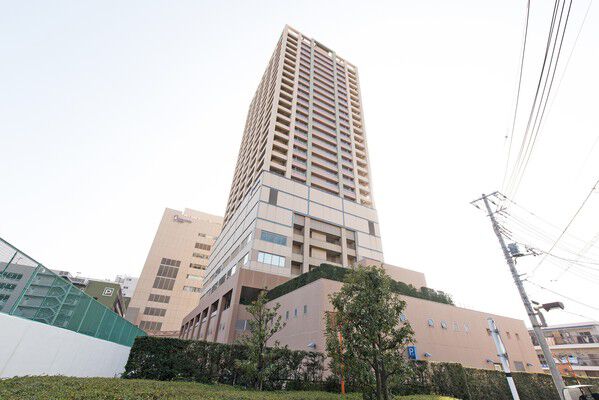 【アトラスタワー北千住】北側から見た外観。1階部分には緑の生け垣があり防犯にも役立っています。 【アトラスタワー北千住】北側から見た外観。1階部分には緑の生け垣があり防犯にも役立っています。