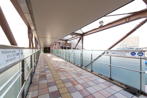 「北千住マルイ」方面からマンションへ通じる連絡通路。		