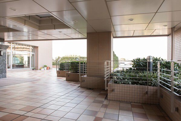 エントランス前に広く作られたフリースペース。		