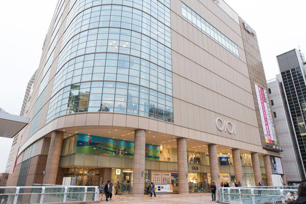 マンションから連絡通路を通り、「北千住マルイ」は約180m（徒歩2分）。