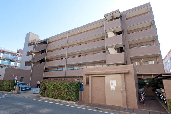 【金町南パークホームズ】敷地内には、駐輪場・駐車場・ゴミ置き場を設置。 【金町南パークホームズ】敷地内には、駐輪場・駐車場・ゴミ置き場を設置。