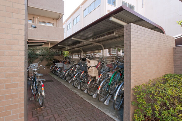 自転車駐輪場は雨風は勿論、プライバシーにも考慮し屋根と壁を設置。