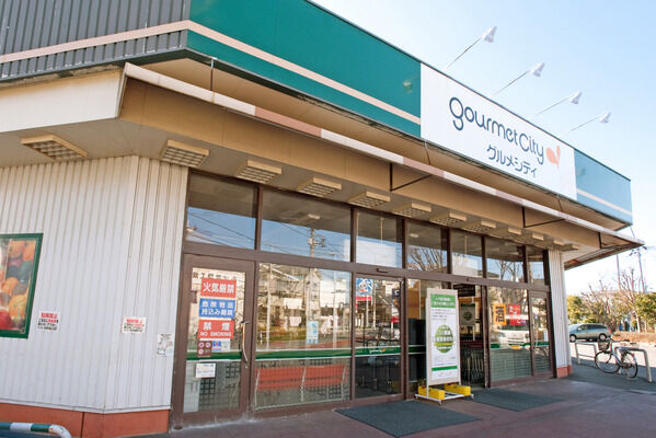 「グルメシティ柴又店」は、約700m（徒歩9分）。