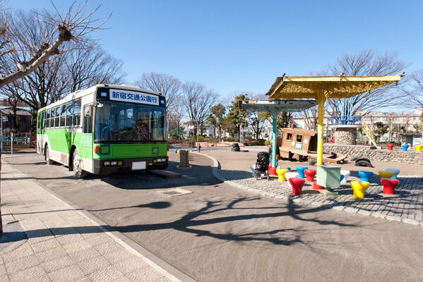 遊びながら交通ルールの勉強ができる「新宿交通公園」まで約680ｍ（徒歩9分）。