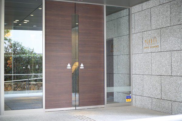 敷地外周に配された美しい木立から続くエントランス。