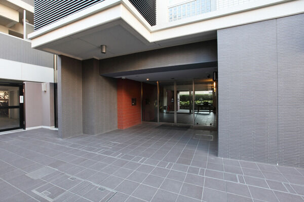 【パークホームズ亀有】洗練された雰囲気が漂うエントランス。ダブルオートロックシステムを採用。