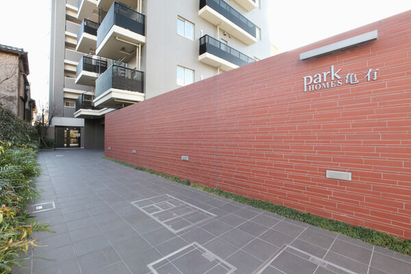 【パークホームズ亀有】凛とした心地よさに包まれた迎賓空間。緑の植栽が潤いを添えます。