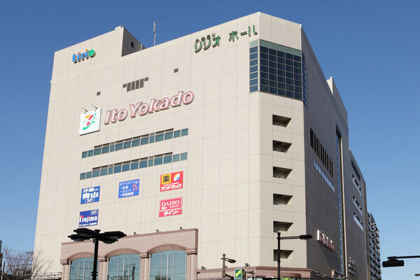 JR「亀有」駅前の複合施設「亀有リリオ館」（約310m・徒歩4分）。