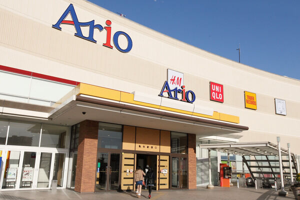 ショッピングセンター「アリオ亀有」まで約550m（徒歩7分）。