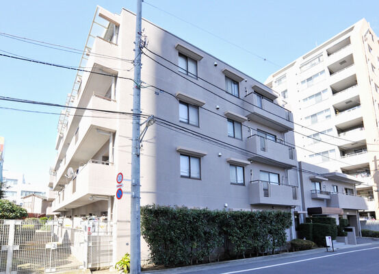 【北葛西パークホームズ】1階部分は柵が設けられ、セキュリティー対策が施されています。 【北葛西パークホームズ】1階部分は柵が設けられ、セキュリティー対策が施されています。